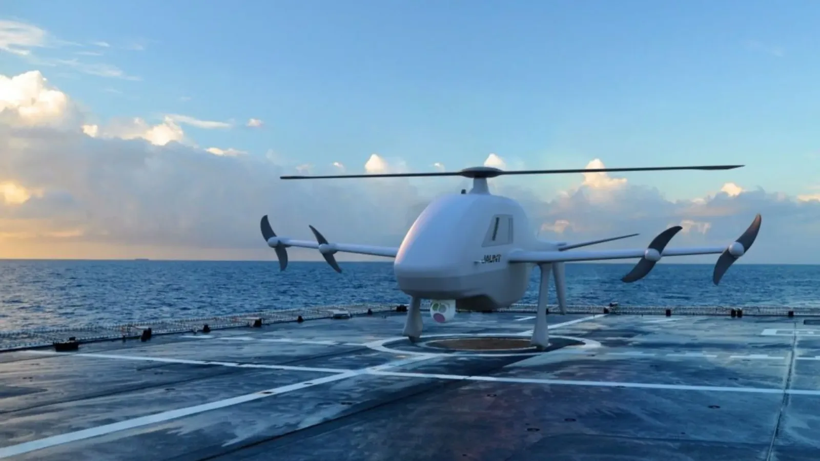 Dronă hibrid-electrică pe platformă maritimă, pregătită pentru zbor.