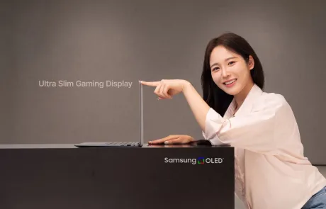 Un laptop subțire cu un panou OLED, prezentat de Samsung Display.