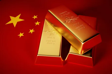 Bucăți de aur pe fundal roșu cu steagul Chinei, simbolizând achizițiile de aur.