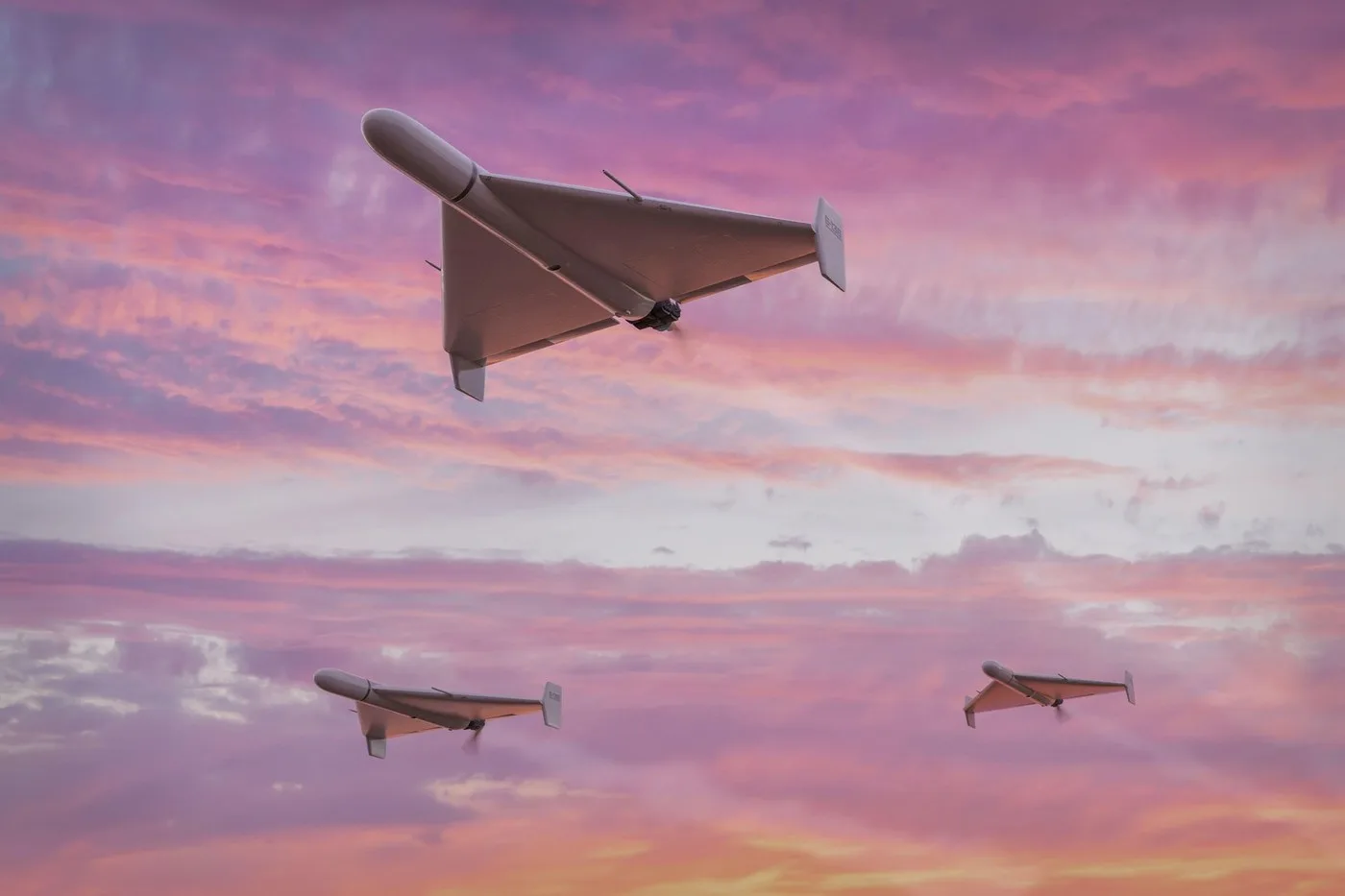 Drone zburând pe un fundal de cer colorat la apus.