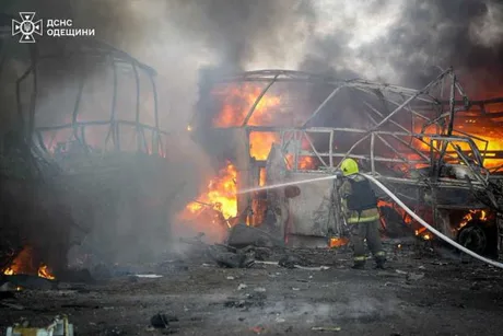 Foc și distrugeri în portul Ciornomorsk după atacurile rusești.