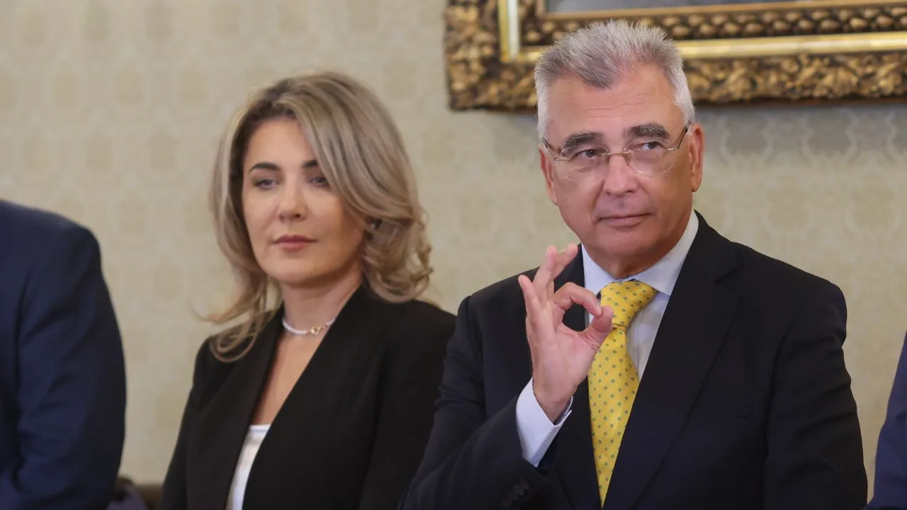 Reprezentanți AUR discutând despre alegeri anticipate și criza politică din România.