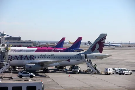 Aeroport cu avioane parcate, pregătite pentru zboruri internaționale.