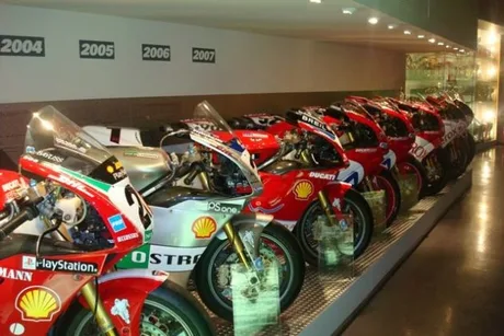 Colecție de motociclete Ducati expuse într-un muzeu dedicat brandului.