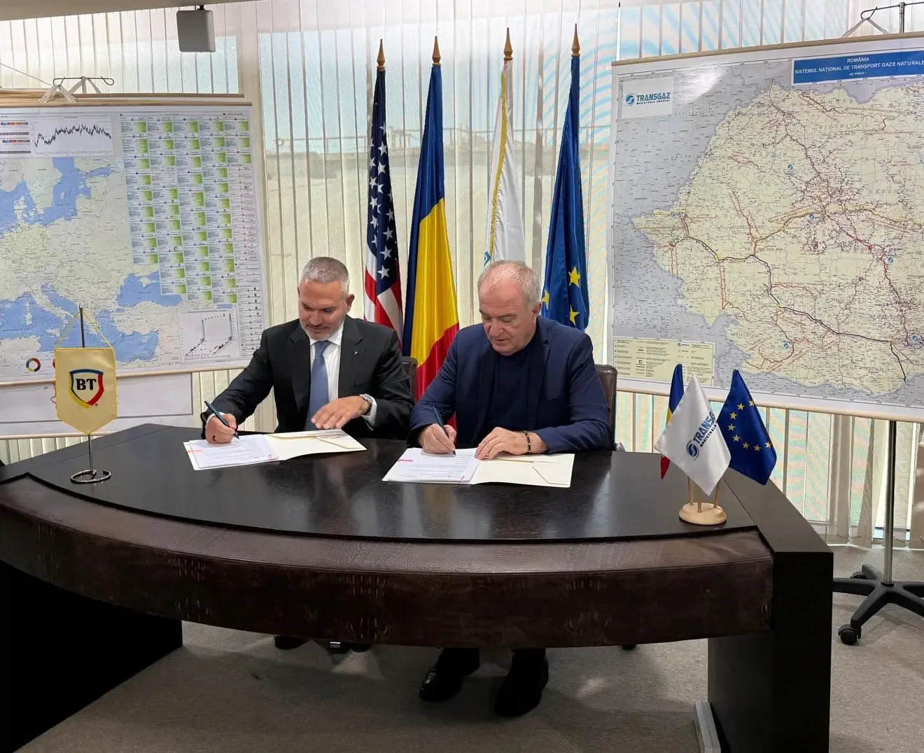 Reprezentanți ai Băncii Transilvania și Transgaz semnează un parteneriat pentru infrastructura gazelor naturale.