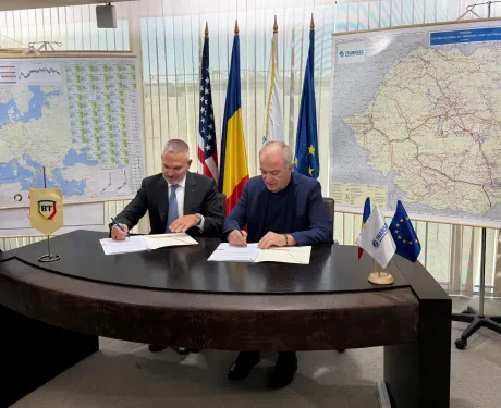 Reprezentanți ai Băncii Transilvania și Transgaz semnează un parteneriat pentru infrastructura gazelor naturale.