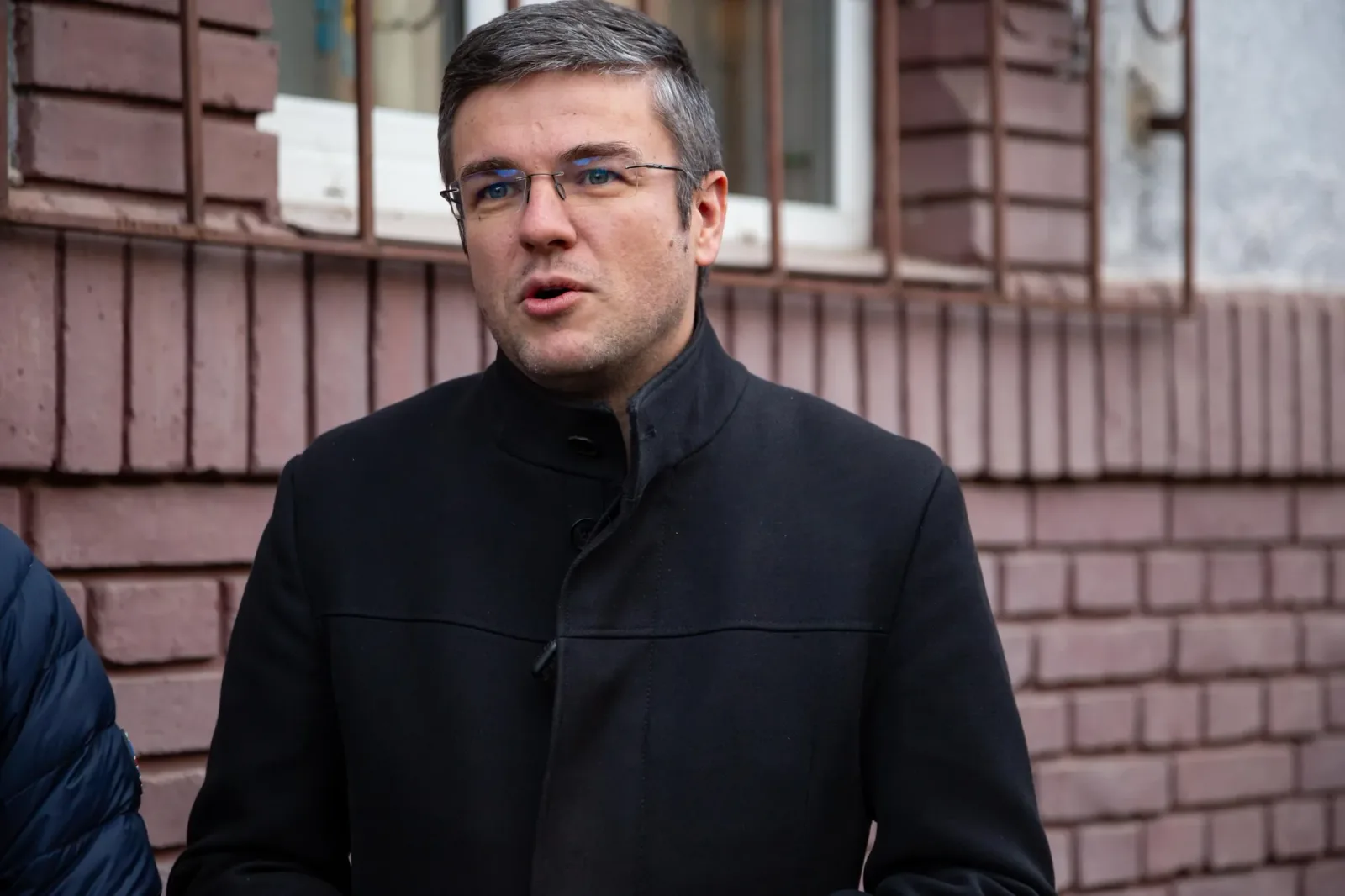 Reprezentant al eSemneaza.ro discutând despre semnătura electronică în România.