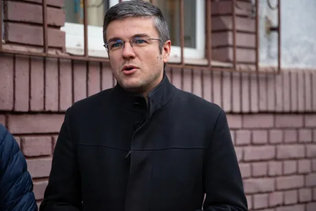 Reprezentant al eSemneaza.ro discutând despre semnătura electronică în România.