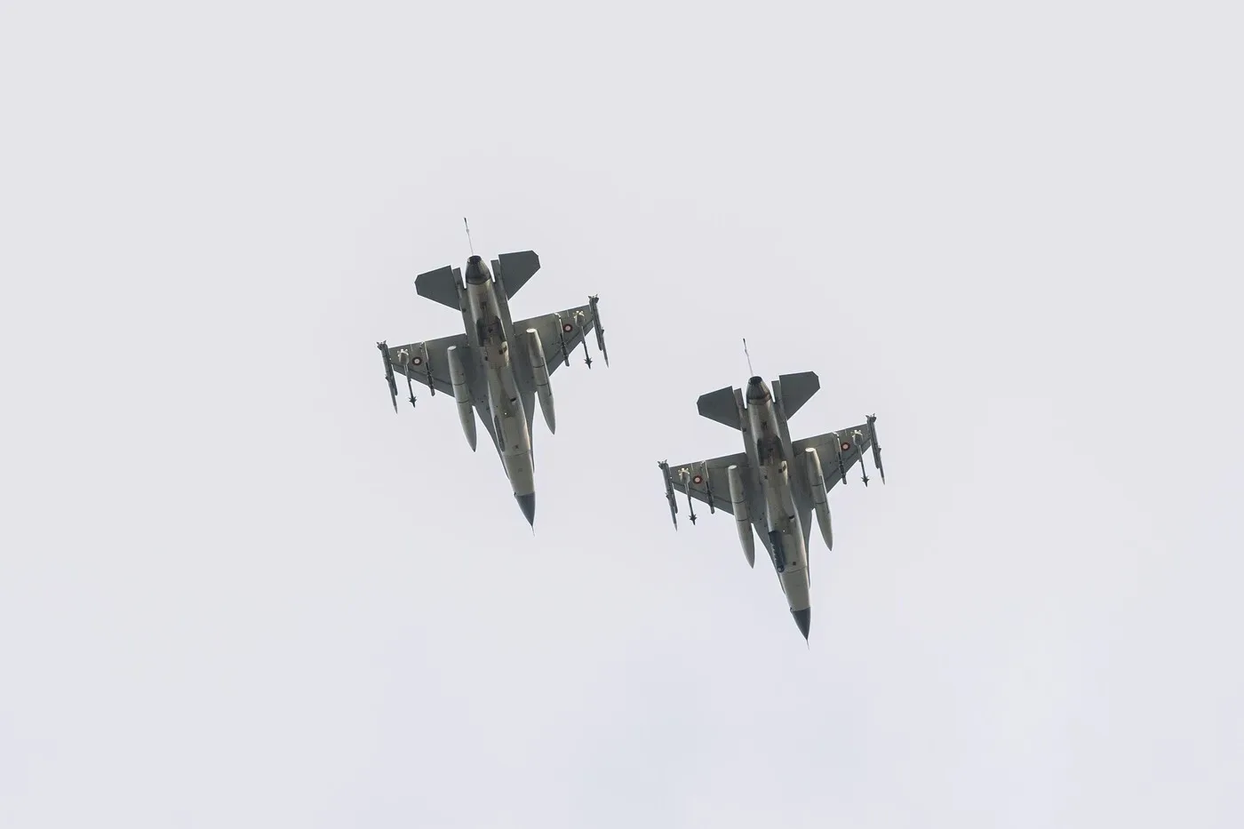Două avioane F-16 zburând în formare, pregătite pentru interceptare.