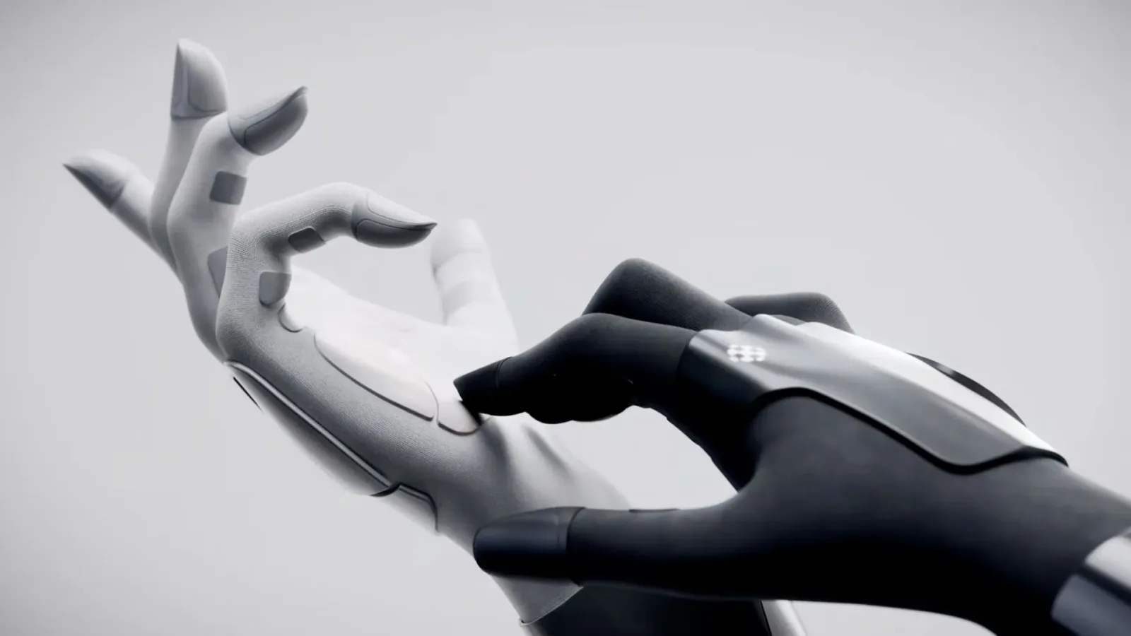 Mână robotică avansată cu design bionic, capabilă de manipulare precisă.