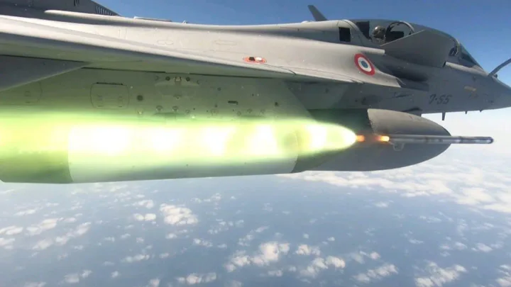 Rafale lansând rachete laser ghidate pentru interceptarea dronelor.