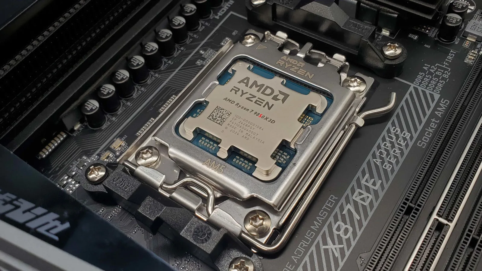 Procesor AMD Ryzen 7 9850X3D instalat pe o placă de bază modernă.