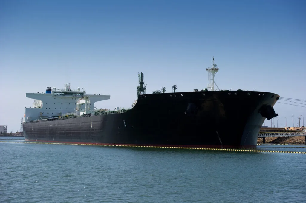 Vapor de transport maritim ancorat în apă, pregătit pentru încărcare.