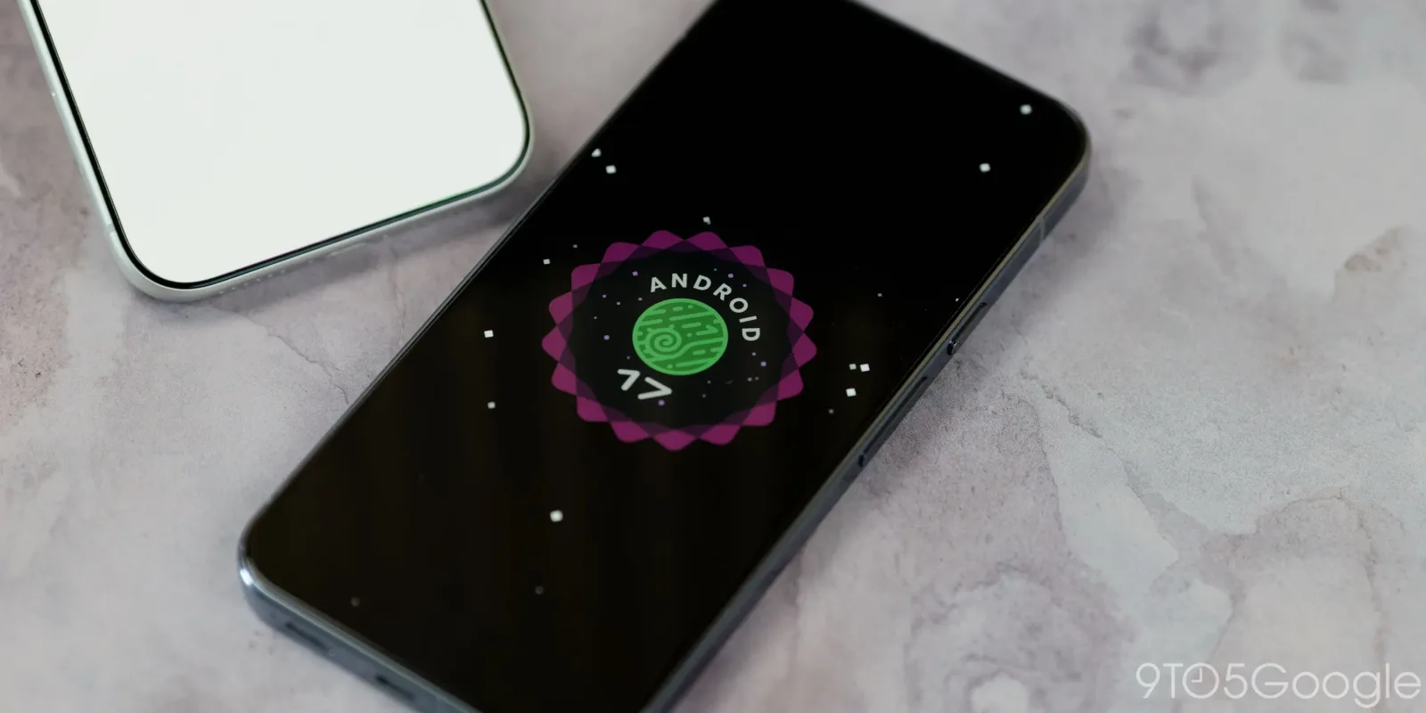 Ecranul unui telefon cu logo-ul Android 17 pe fundal întunecat.