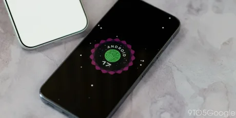Ecranul unui telefon cu logo-ul Android 17 pe fundal întunecat.
