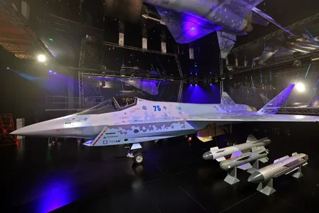 Prototipul Su-75 Checkmate expus la un salon internațional de aviație.