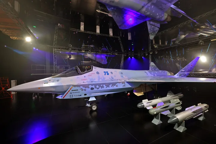 Prototipul Su-75 Checkmate expus la un salon internațional de aviație.