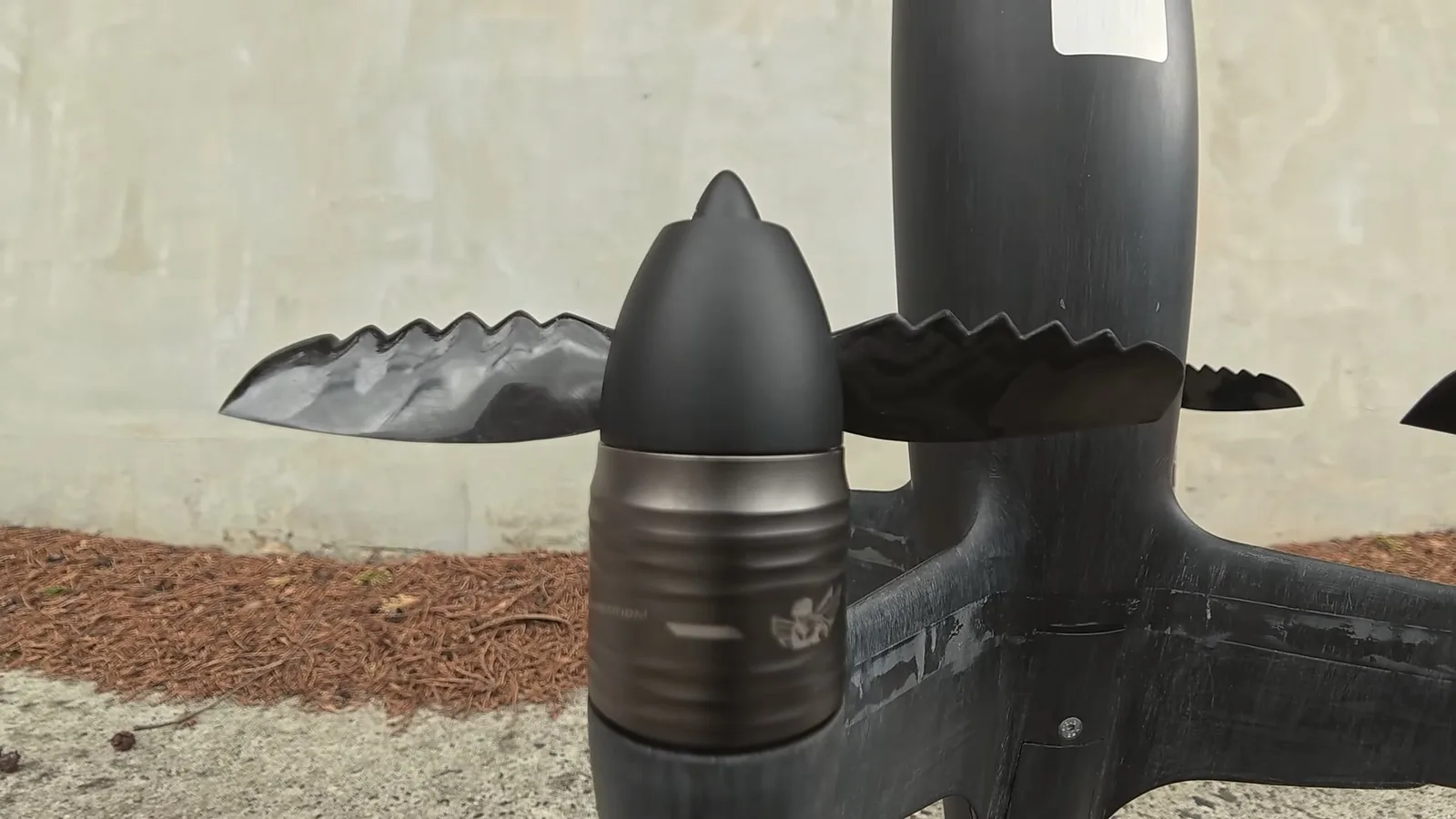 Detaliu al elicei din carbon utilizate pentru drona Blackbird, evidențiind designul special.
