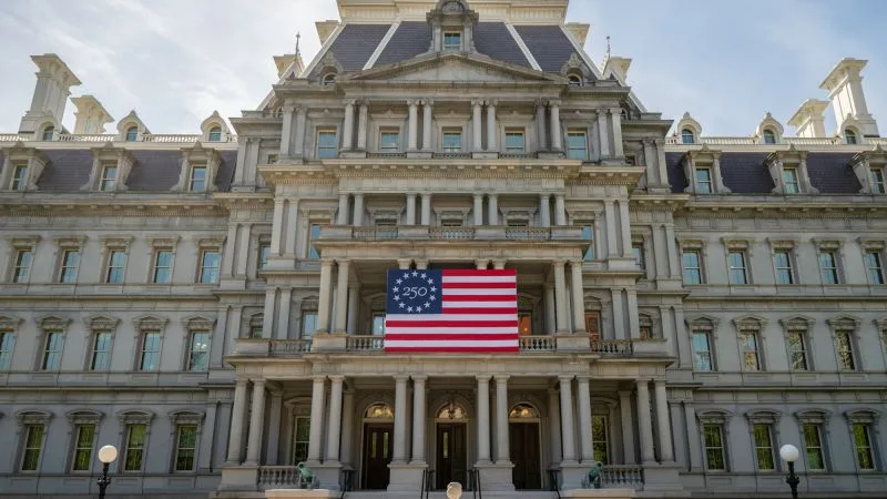 Clădirea Eisenhower de la Casa Albă, cu detalii arhitecturale impresionante și steagul american expus.