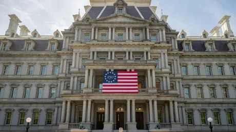 Clădirea Eisenhower de la Casa Albă, cu detalii arhitecturale impresionante și steagul american expus.