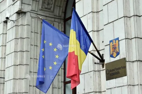 Steagurile Uniunii Europene și României fluturând la Ministerul Finanțelor.