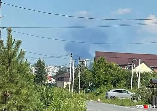 Fum negru se ridică deasupra rafinăriei din Tiumen după atacul cu drone.