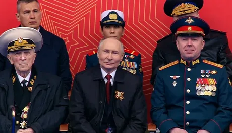 Vladimir Putin la parada de 9 mai, înconjurat de oficiali militari.