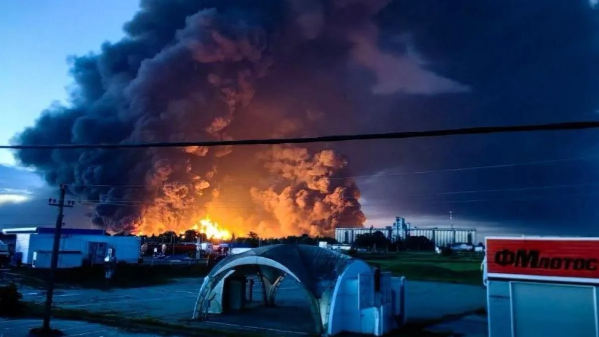 Incendiu masiv la rafinăria Slavyansk din Ținutul Krasnodar, provocat de atacuri.