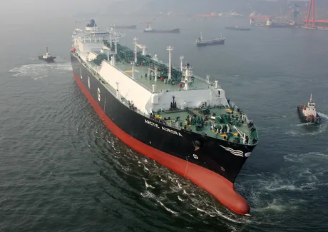 Nava de transport GNL Arctic Aurora navigând pe ape internaționale.