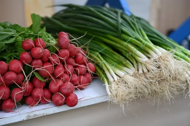 Legume proaspete expuse la vânzare într-o piață locală.