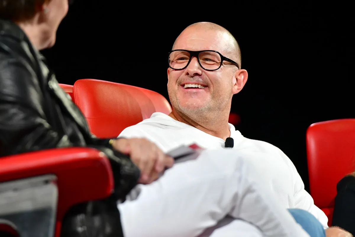 Jony Ive discutând despre inovațiile în designul dispozitivelor audio.