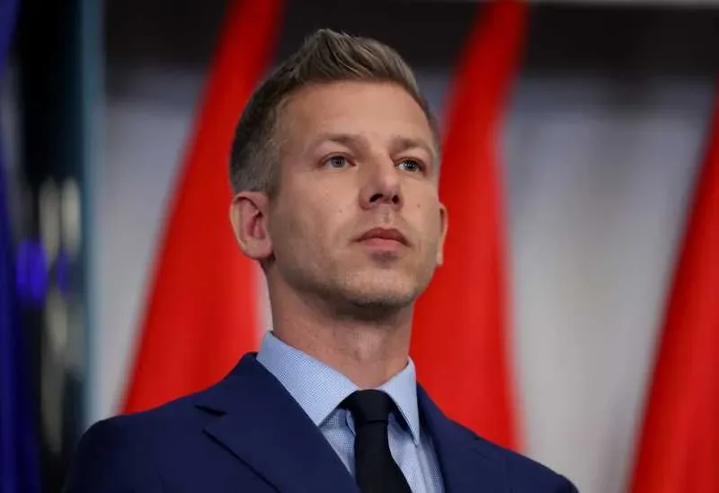 Péter Magyar, oficial ungar, la o conferință de presă importantă.