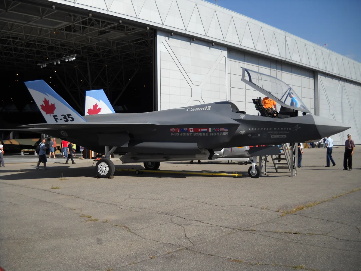 Avion F-35 cu steagul Canadei expus la o bază aeriană