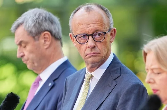 Friedrich Merz discutând despre bugetul apărării Germaniei la un eveniment public.