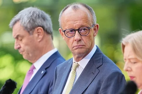 Friedrich Merz discutând despre bugetul apărării Germaniei la un eveniment public.