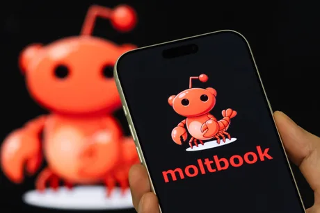 Logo-ul Moltbook pe un telefon mobil, simbolizând o platformă controversată.