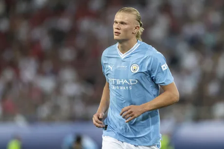 Erling Haaland în timpul unui meci, îmbrăcat în echipamentul echipei sale.