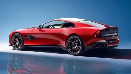 Mașină sport Aston Martin roșie cu design elegant și detalii sofisticate.