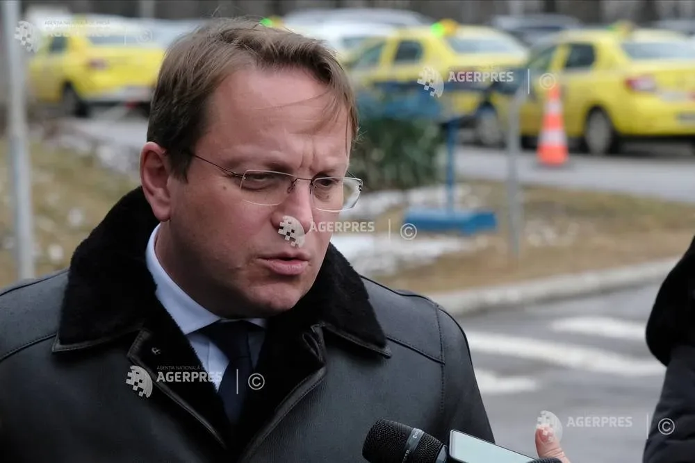 Oliver Varhelyi discutând despre securitatea UE la Bruxelles.