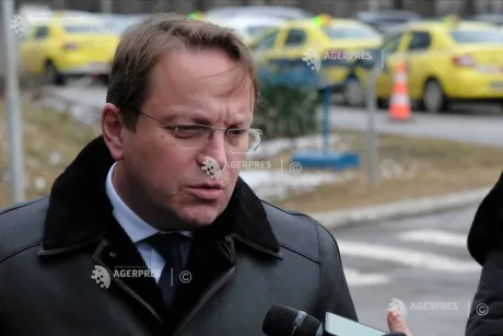 Oliver Varhelyi discutând despre securitatea UE la Bruxelles.