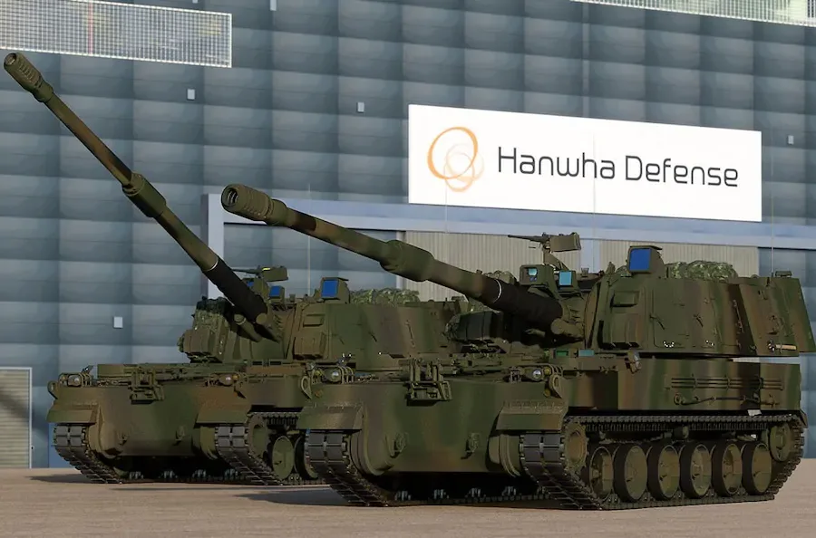 Obuziere K9 expuse la sediul Hanwha Defense, simbol al tehnologiei avansate.