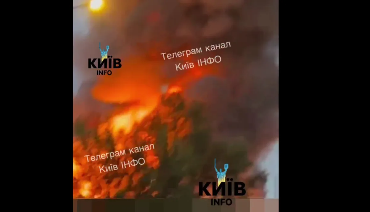 Incendiu izbucnit la un depozit în Kiev, după atacul cu rachete balistice.