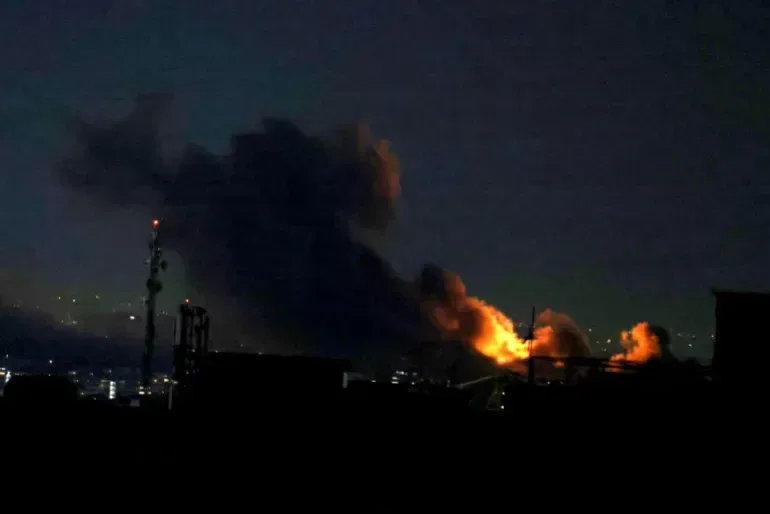 Flăcări și fum deasupra unor instalații energetice în Iran.