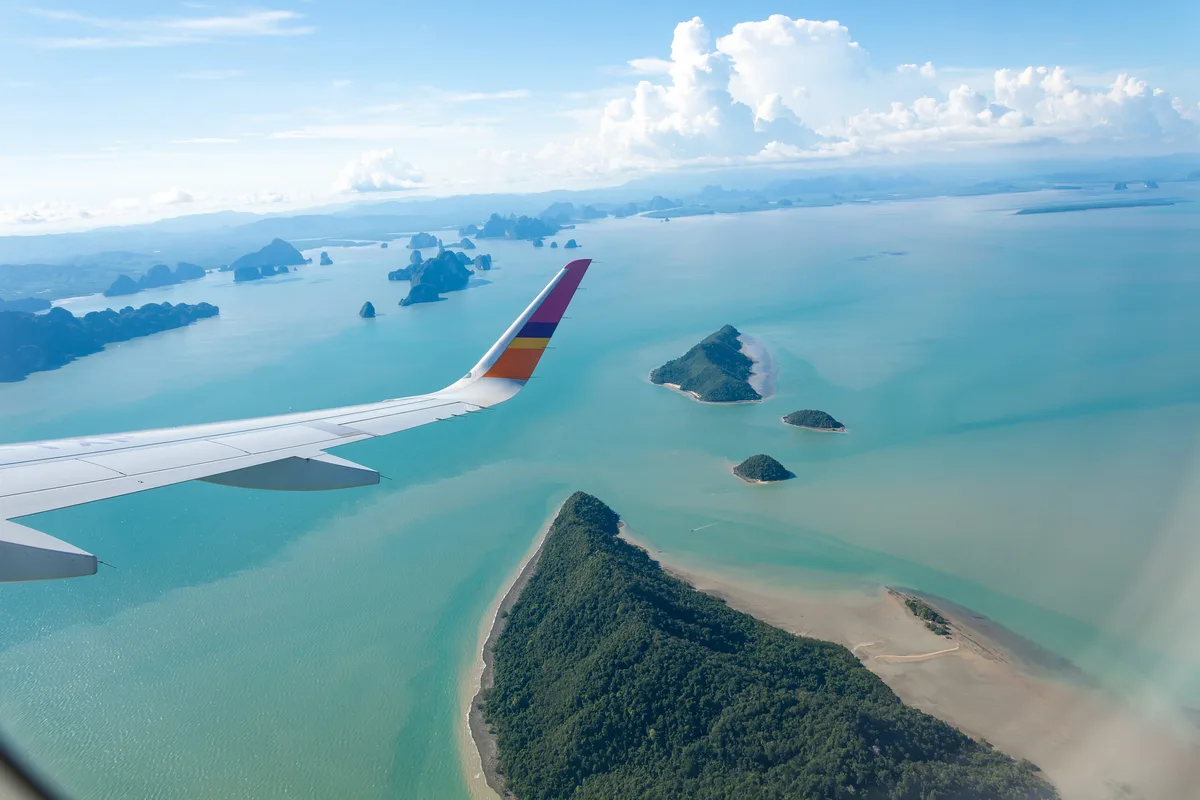 Vedere aeriană asupra unor insule dintr-o zonă tropicală.