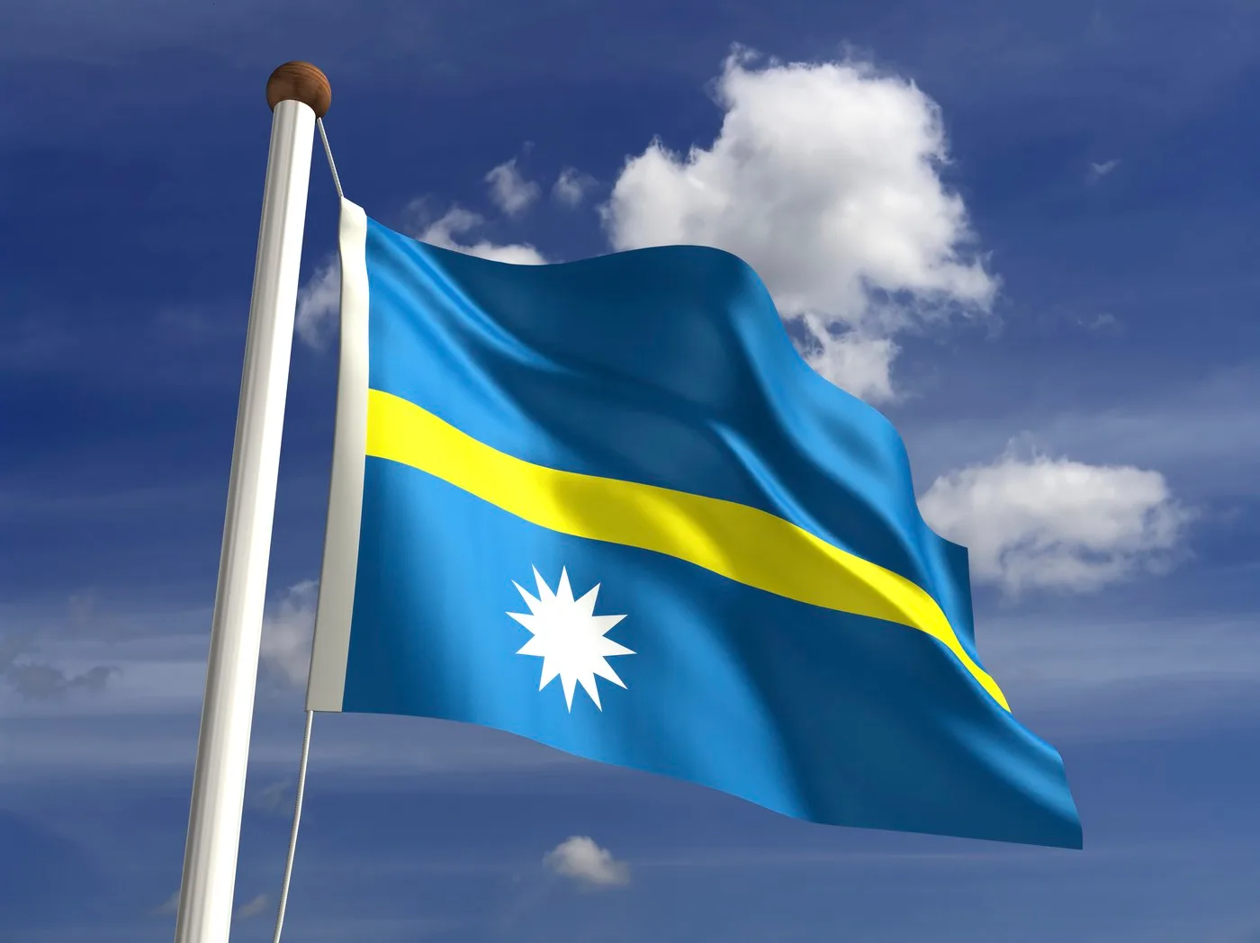 Steagul Republicii Naoero fluturând sub un cer senin.