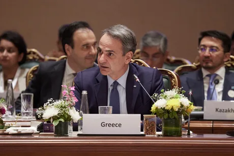 Premierul Greciei discutând despre Sculpturile Partenonului la o ceremonie oficială.