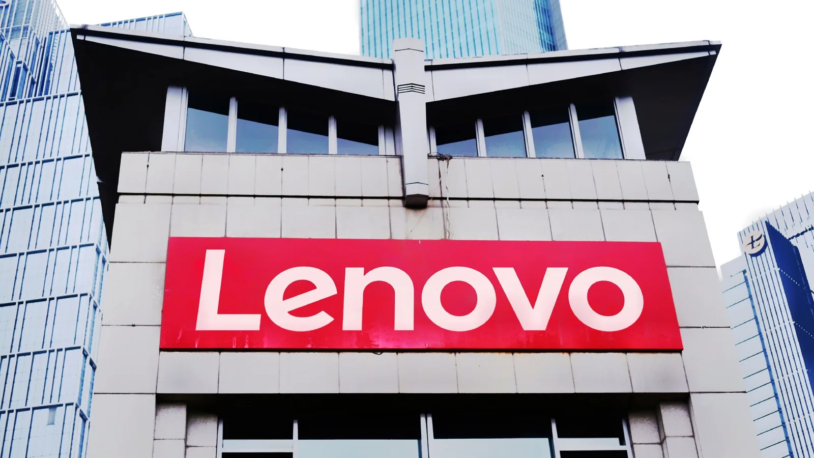 Clădire Lenovo cu un semn mare, evidențiind brandul tehnologic.