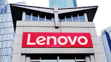 Clădire Lenovo cu un semn mare, evidențiind brandul tehnologic.
