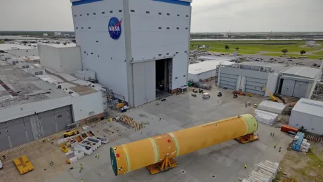Transportul rachetei SLS pentru misiunea Artemis 3 în Florida.