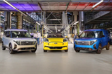 Modele Ford expuse într-o fabrică, evidențiind inovația și calitatea.